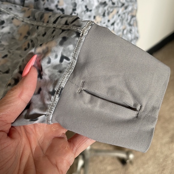 lululemon 🍋 1/4 zip pull over size 6, hood, pockets EUC - Picture 4 of 8